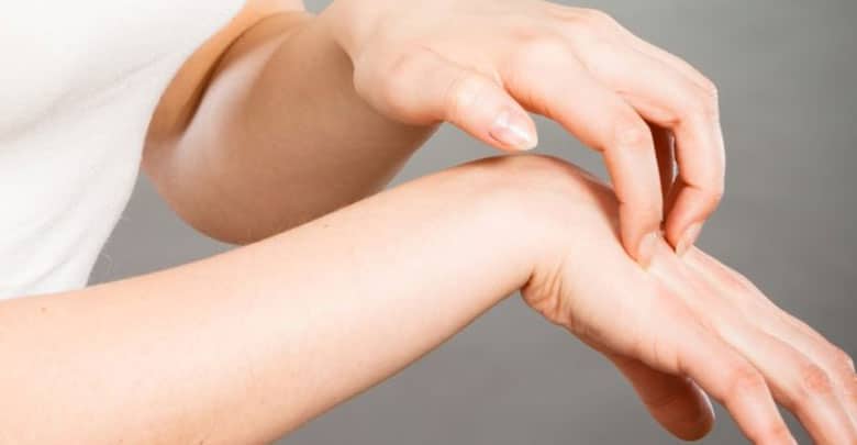 خارش پوست ممکن است به دلایل متعددی اتفاق بیافتد. برخی از این علل عبارتند از:   1. التهاب پوستی: التهاب پوستی نظیر درماتیت، اگزما، یا پسوریازیس می‌تواند به خارش منجر شود.   2. الرژی: حساسیت به مواد نظیر مواد غذایی، داروها، مواد شوینده، یا مواد شیمیایی می‌تواند باعث خارش شود.   3. عفونت: عفونت پوستی ن ...